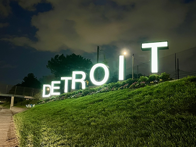 Detroit sign off I-94 E in Detroit, MI